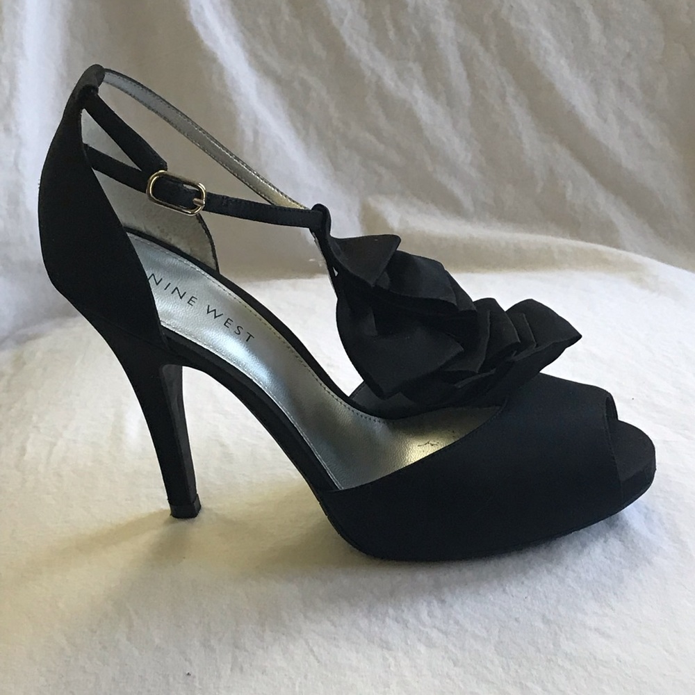 Gorgeous, sexy black peep toe shoes
